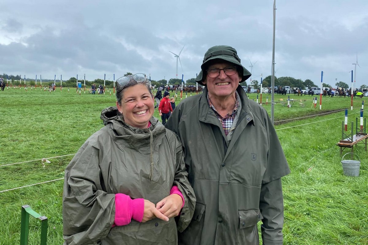 eine Frau und ein Mann im Regen