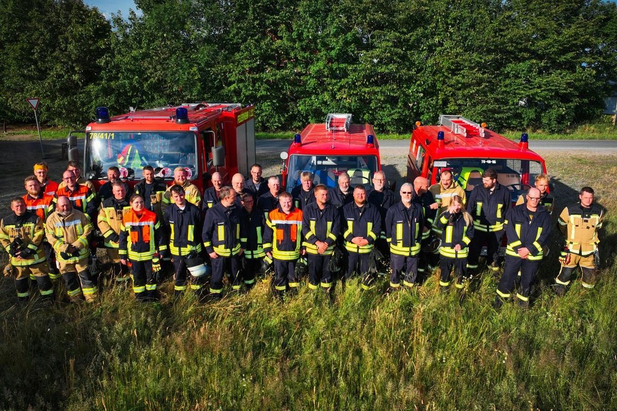 eine große Gruppe Feuerwehrleute in Uniform
