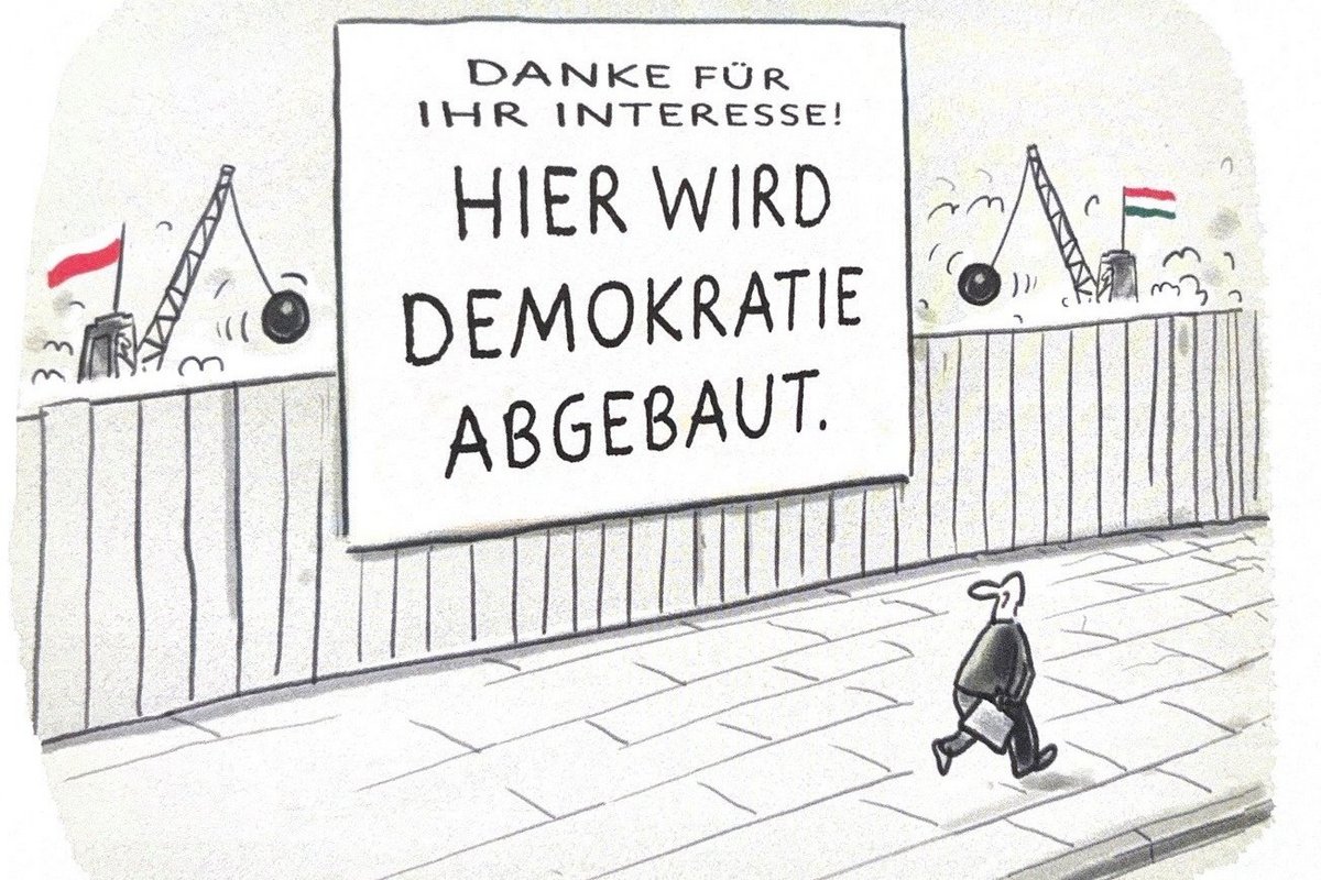 Der Schriftzug: Hier wird Demokratie abgebaut