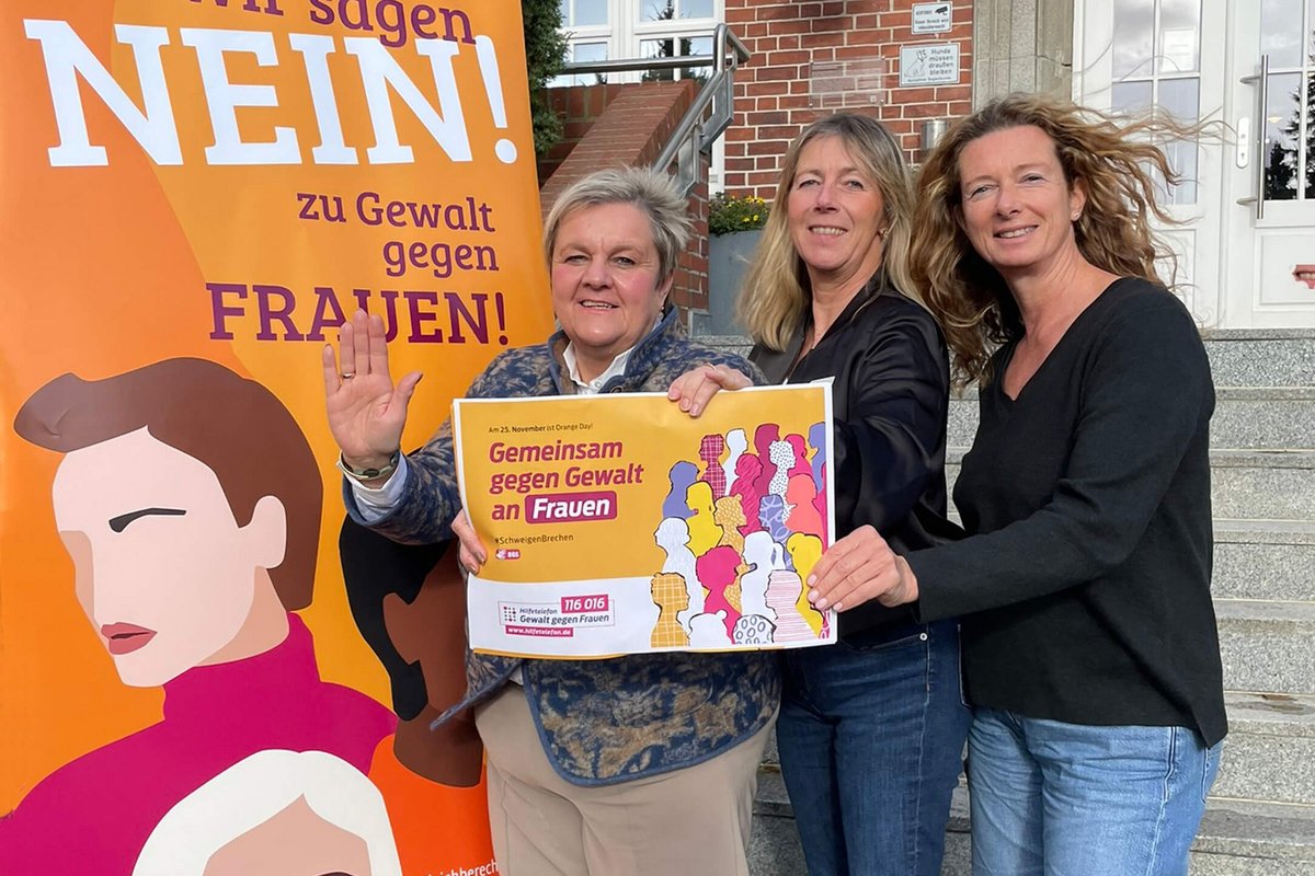 Drei Frauen zeigen ein Schild mit der Aufschrift: Nein zu Gewalt an Frauen