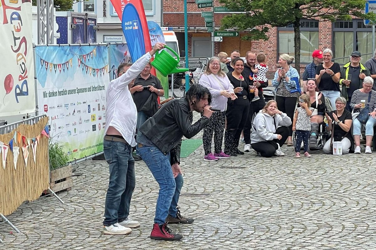 Zwei Männer vor Publikum