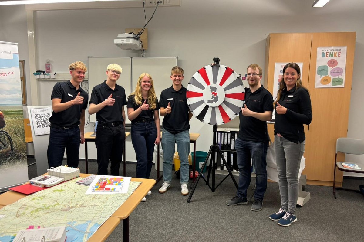 Das AMNF-Jobnight-Team des Vorjahres. Auch diesmal stehen Auszubildende und Mitarbeitende sehr gern für Fragen zur Verfügung. Foto: AMNF Sechs Mitarbeitende der Amtsverwaltung