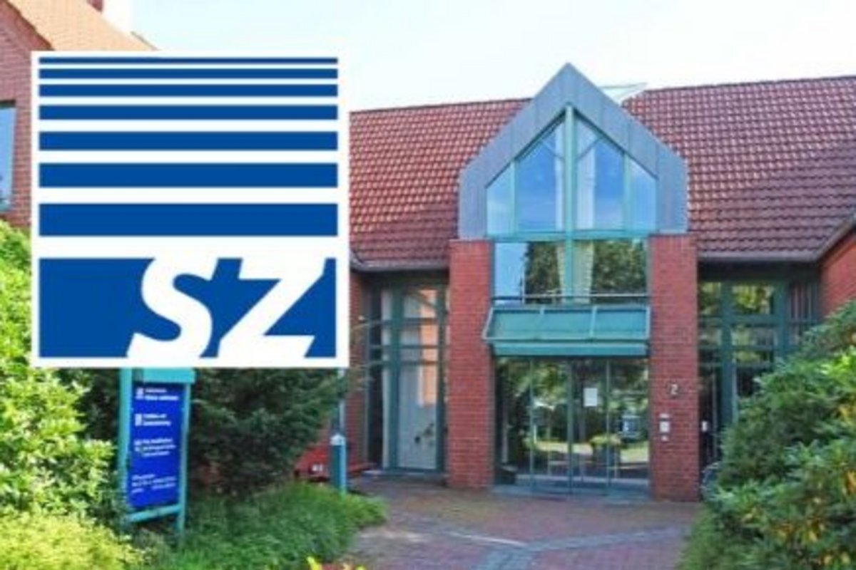 Ein Gebäude, im Vordergrund das Logo des Sozialzentrums