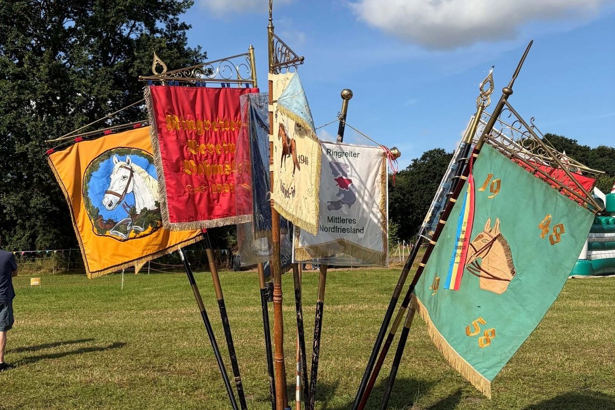 Die Banner der Vereine gehören stets dazu. Bunte Fahnen der Vereine.
