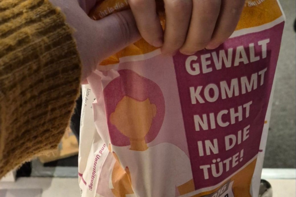 Im Rahmen der Aktion „Schaut hin! Gewalt kommt nicht in die Tüte“ war wie stets auch die Gleichstellungsbeauftragte, Christine Friedrichsen, aktiv. Foto: AMNF Zwei Hände halten eine Tüte auf der steht der Slogan: Gewalt kommt nicht in ide Tüte