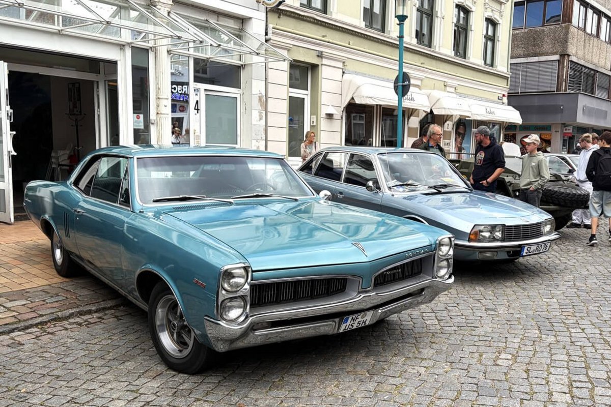 Zwei blaue autos