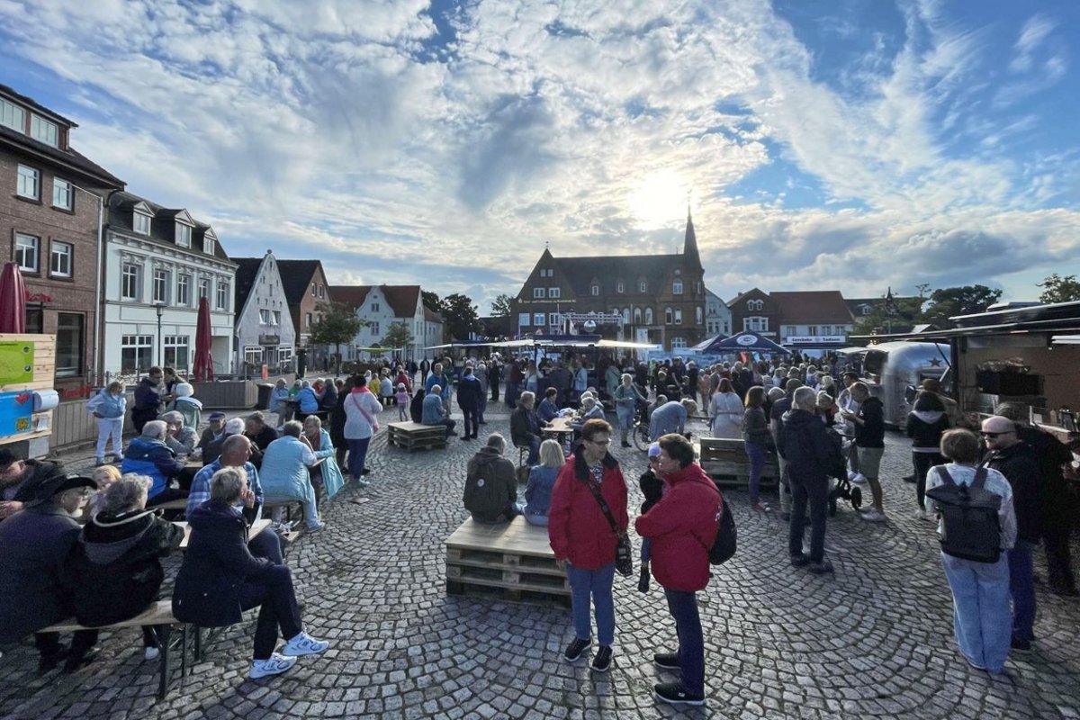 Viele Menschen auf einem Platz