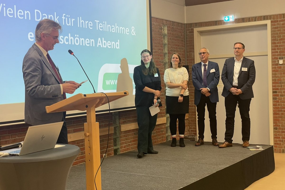 Frauen und Männer auf einer Bühne