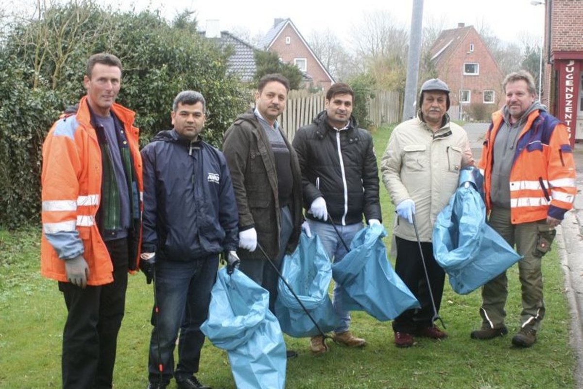 Gemeinschaftliches "Schietsammeln" in Bredstedt am 07. März. Eine Gruppe Männer