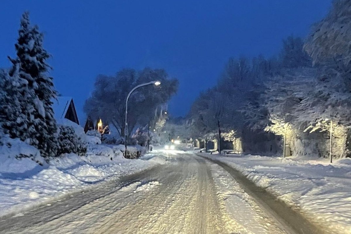 eine schneebedeckte Straße