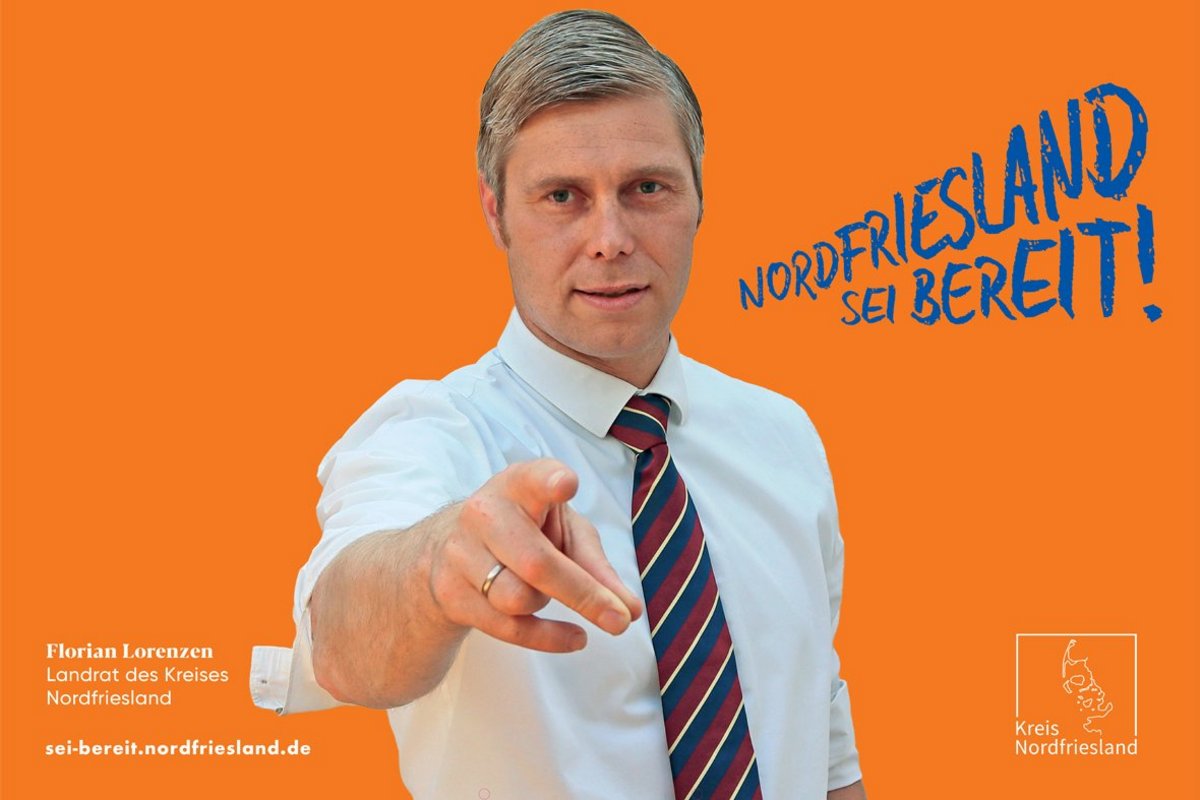 Ein Mann zeigt auf Betrachtende des Bildes. Neben ihm der Schriftzug: Nordfriesland sei bereit!