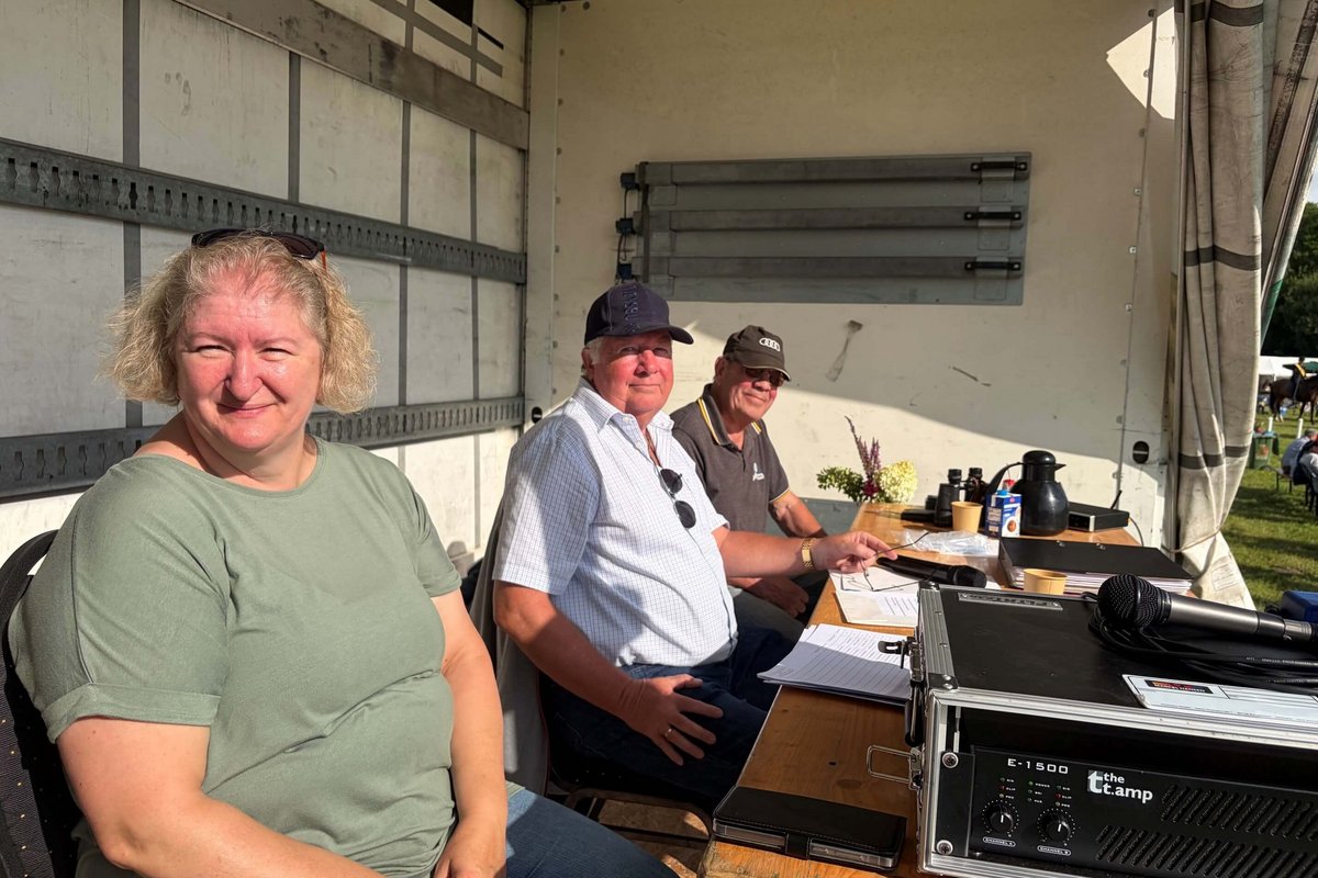 Christiane Brodersen (von links), Uwe Andresen und Herrmann Liedtke bildeten das Kampfgericht des Amtsringreitens. Eine Frau und zwei Männer.