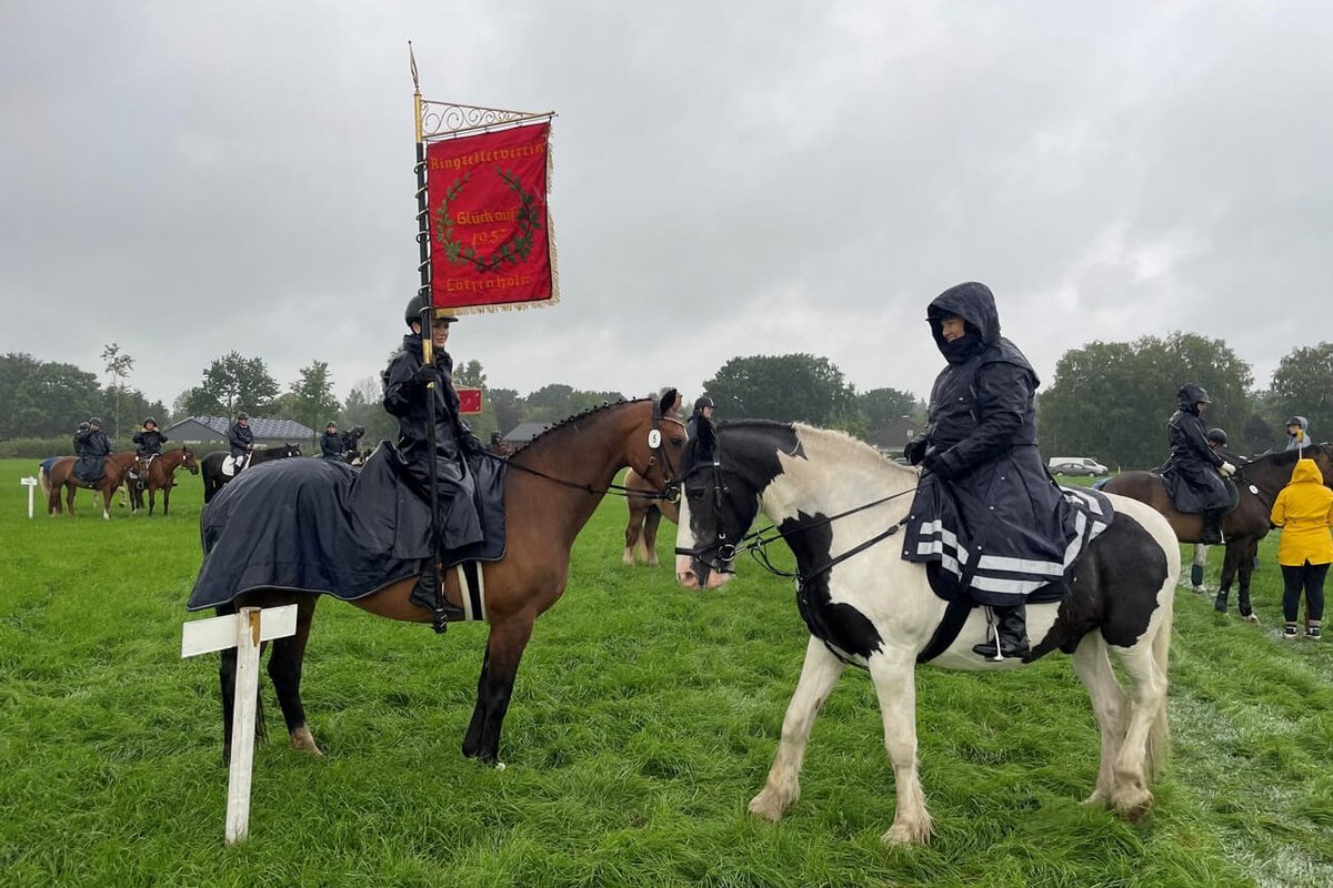 Zwei Reiterinnen und Pferde im Regen