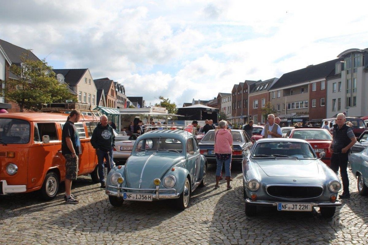 Mehrere historische Autos