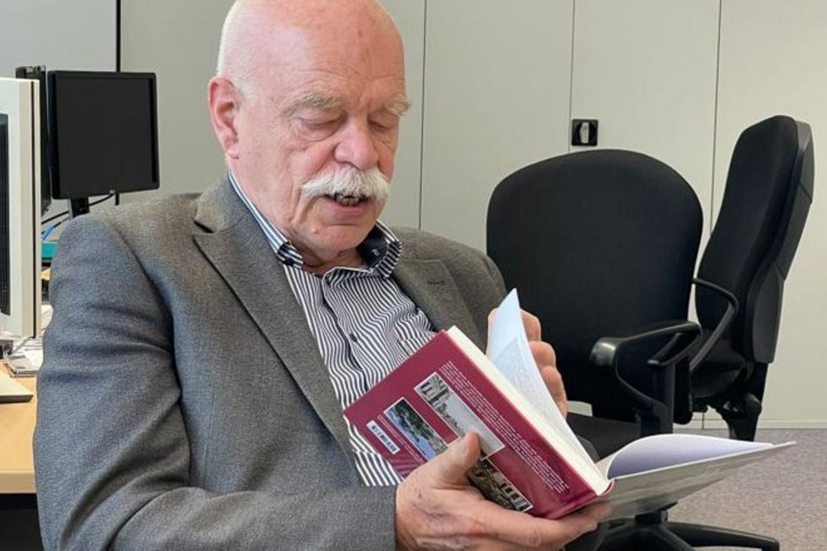 Ein Mann liest in einem Buch