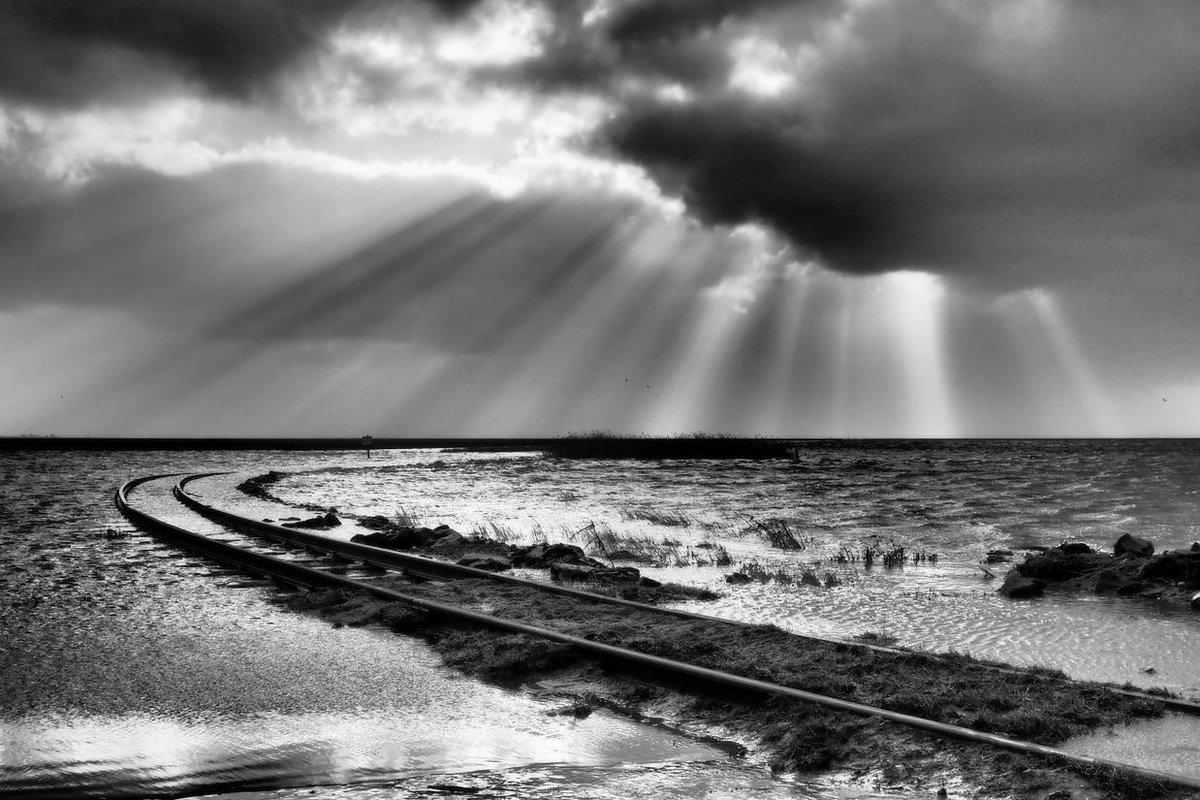 Diese faszinierende Aufnahme zeigt den überschwemmten Schienenlauf einer Lorenbahn. Foto: Matthias Rugullis   Himmel und Meer in besonderem Licht