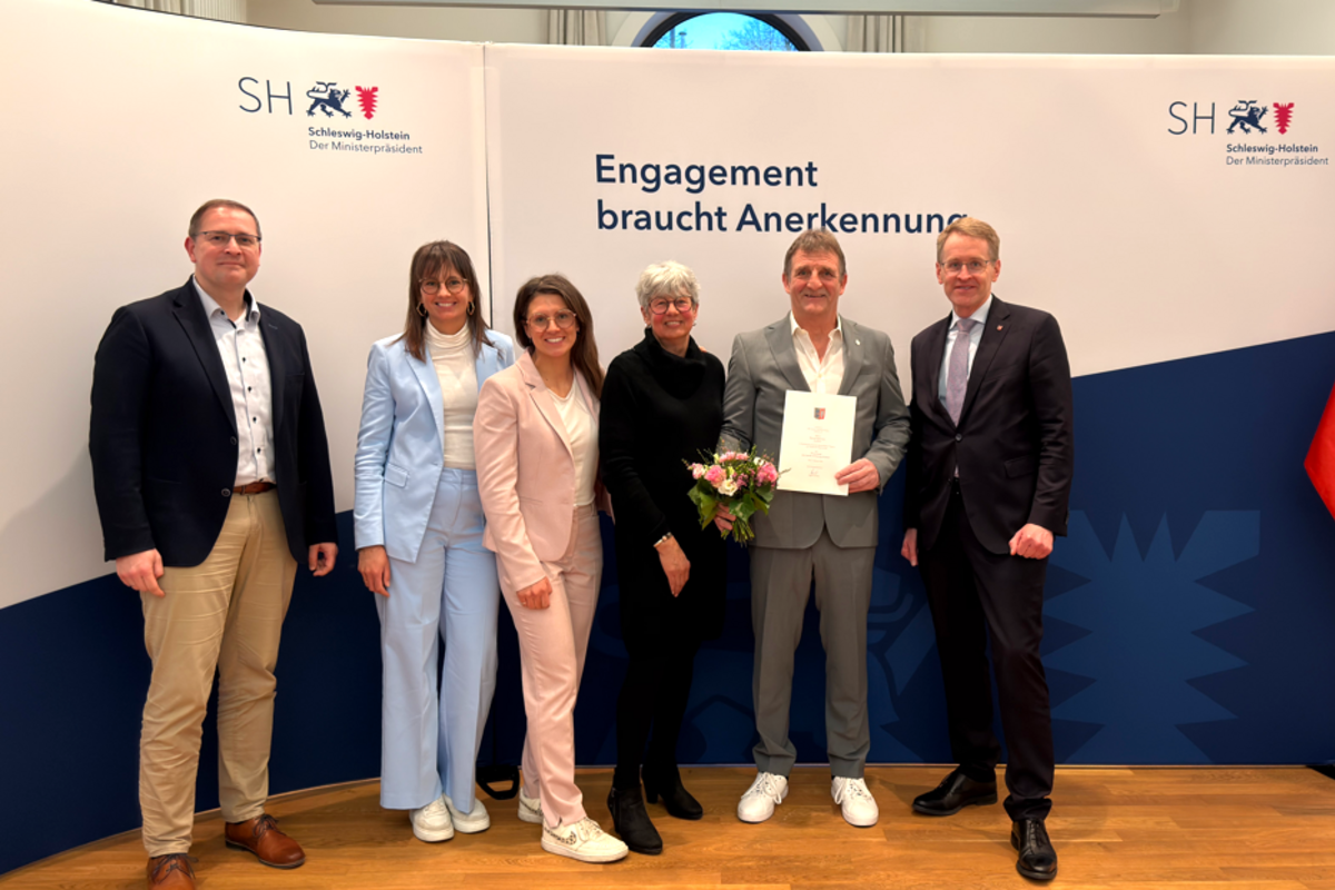 eine Gruppe Frauen und Männer