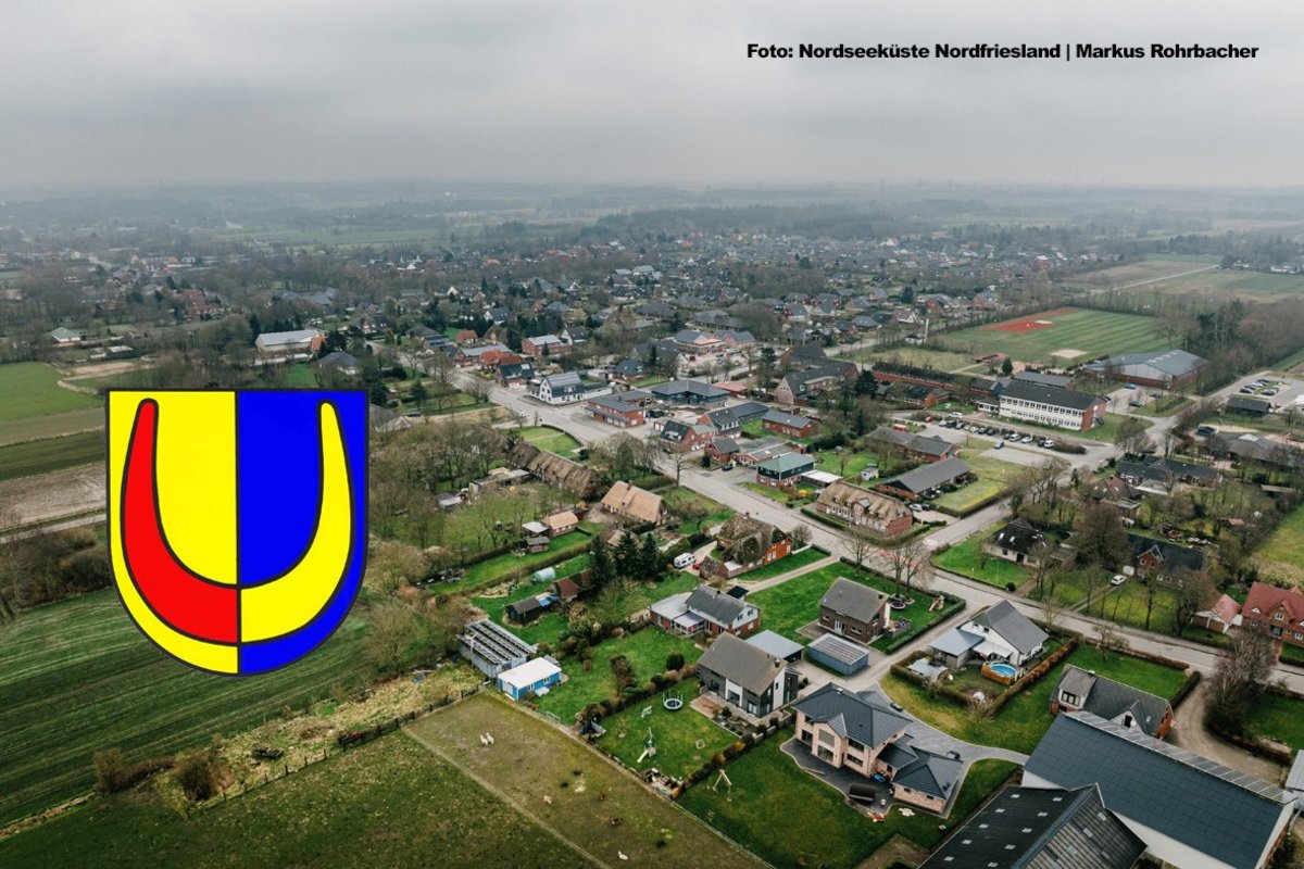 Luftbild der Gemeinde Langenhorn: Foto: Nordseeküste Nordfriesland | Markus Rohrbacher Ein Luftbild der Gemeinde Langenhorn. Im Vordergrund das Wappen der Gemeinde.