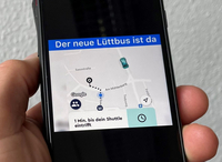 Bild eines Smartphones mit geöffneter Lüttbus-App.