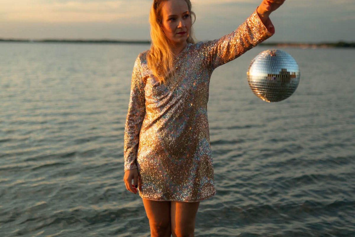 Eine Frau steht im Wasser.