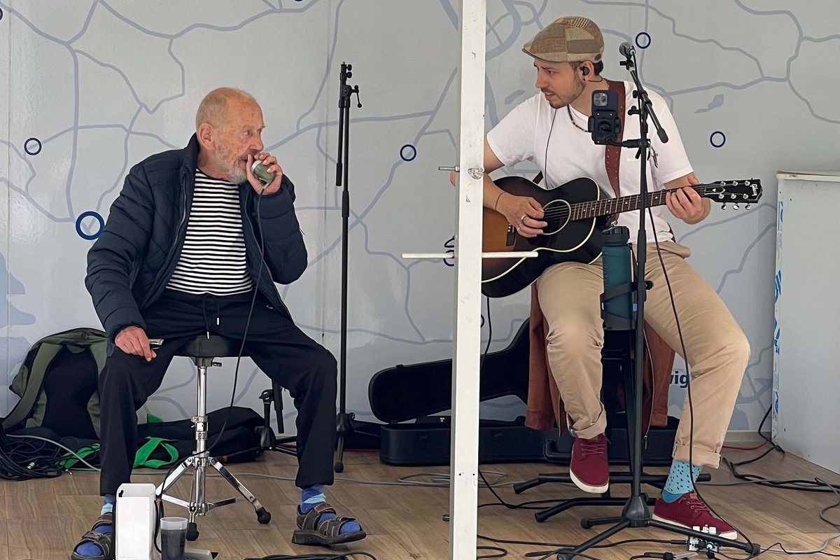Zwei Musiker auf einer kleinen Bühne