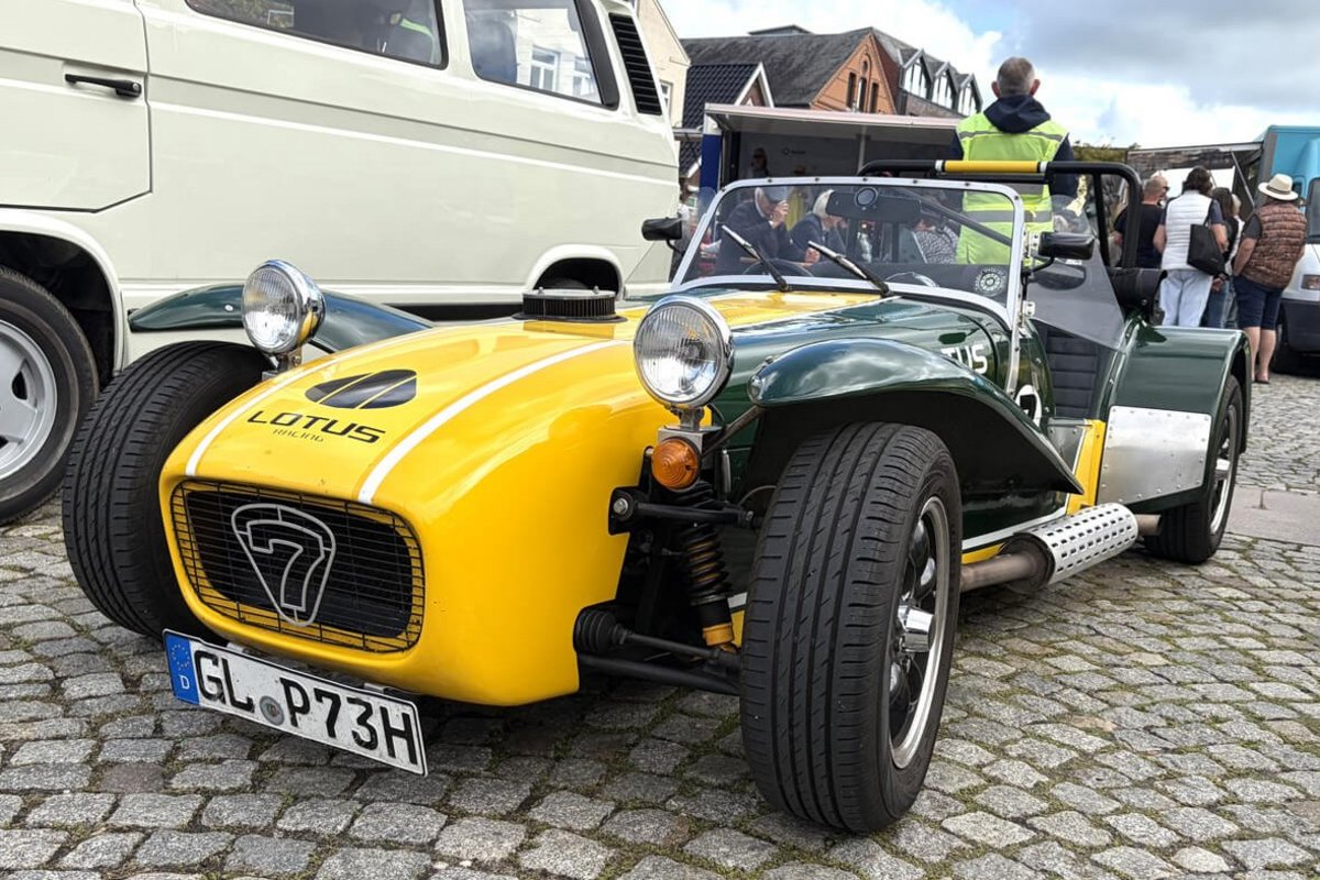 ein gelbes Auto