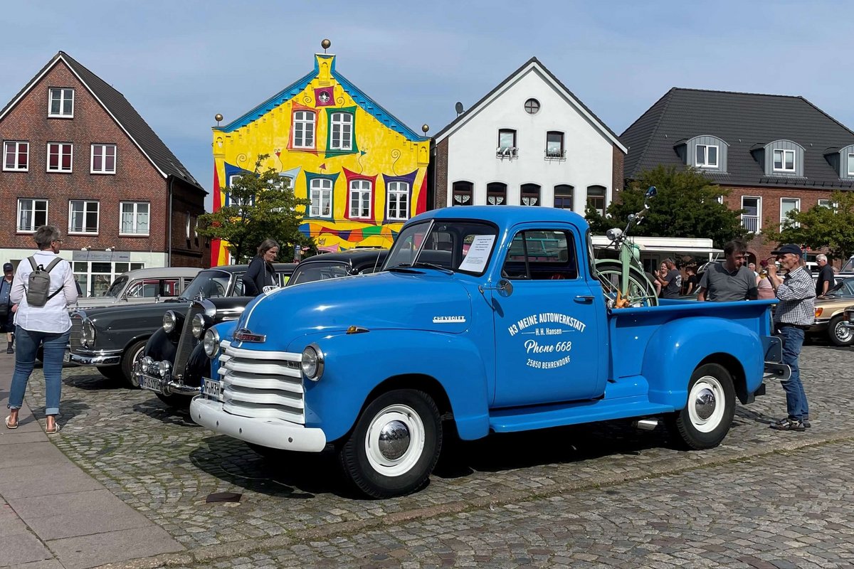 Mehrere historische Autos.
