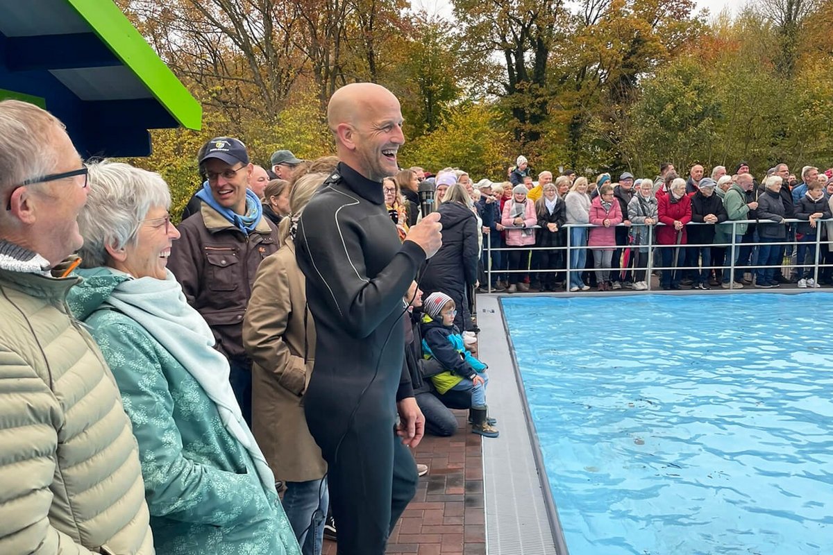 ein Mann hält ein Mikrofon