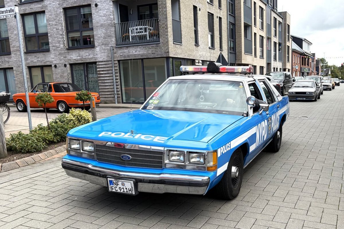ein blaues historisches Polizeiauto