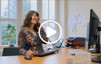 eine Frau telefoniert