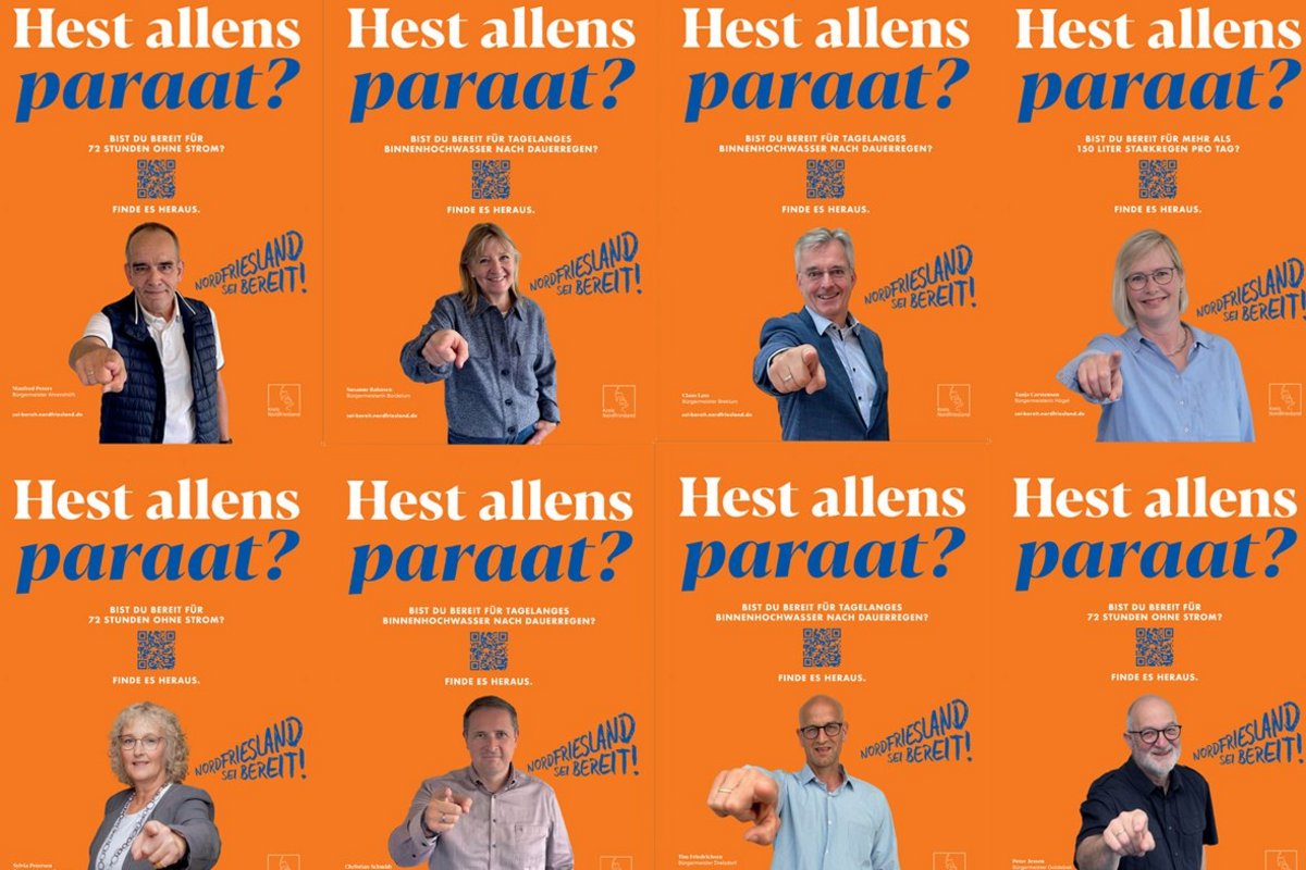 Acht Personen sind zu sehen. Dazu der Schriftzug: »Hest allens paraat?«