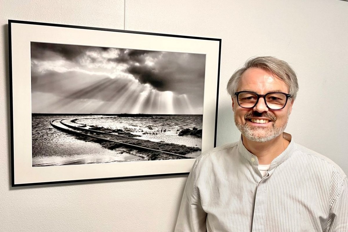 ein Mann mit Brille