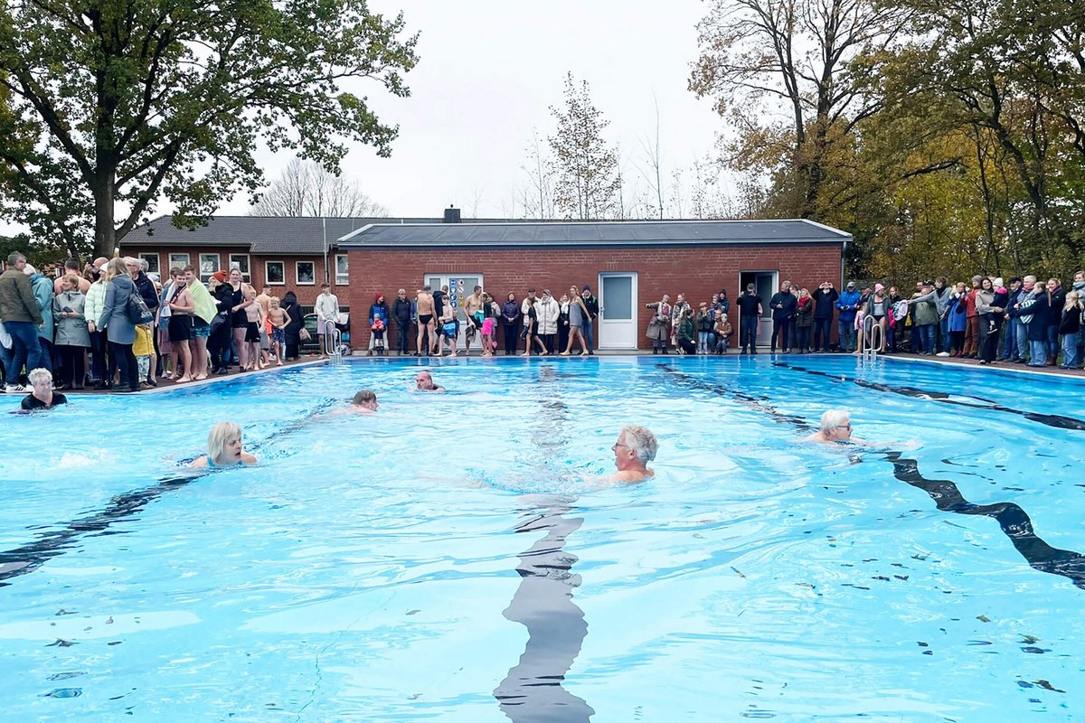 menschen scxhwimmen in einem wassderbecken