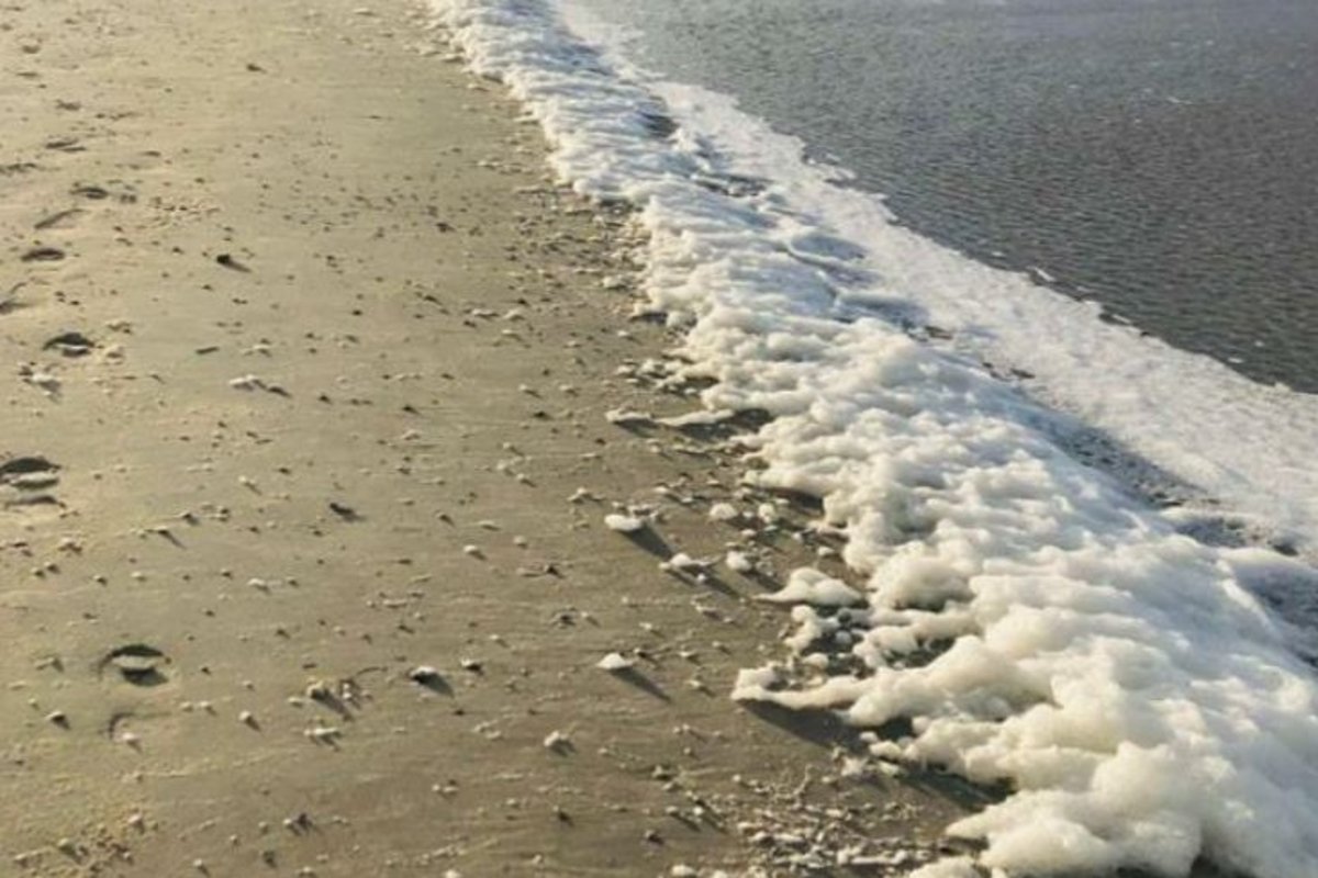Sandstrand mit Meereswasser