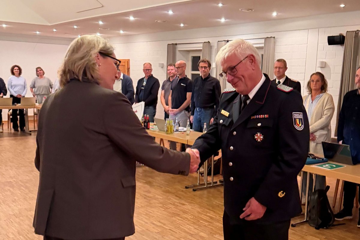 Amtsdirektorin Judith Horn vereidigte zunächst Hans-Jürgen Hansen als Amtswehrführer... eine Frau und ein Mann