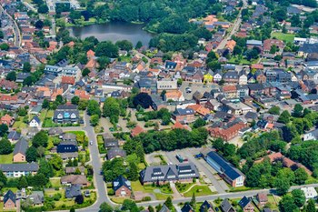 Ansicht auf die Stadt Bredstedt mit Amtsgebäude und Mühlenteich. Luftbild: MBU-Net Die Stadt Bredstedt aus der Höhe