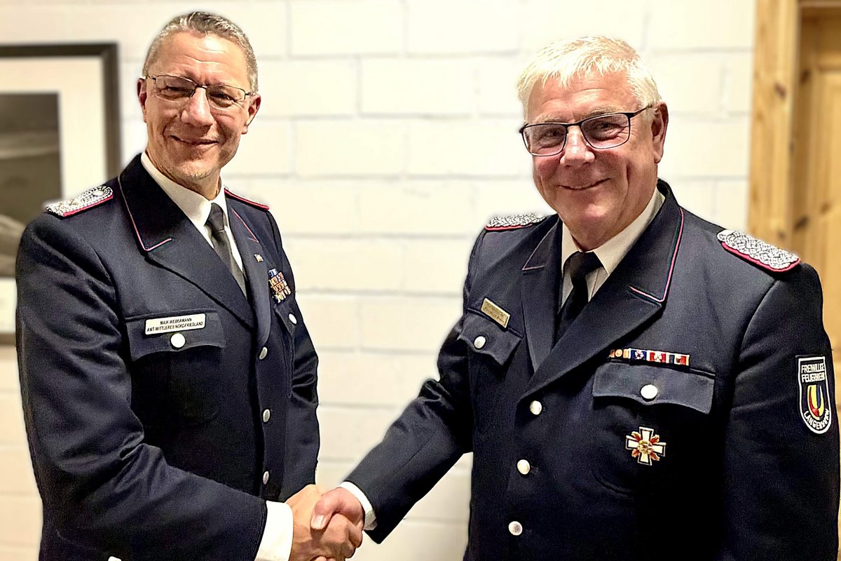 Zwei Männer in feuerwehruniform