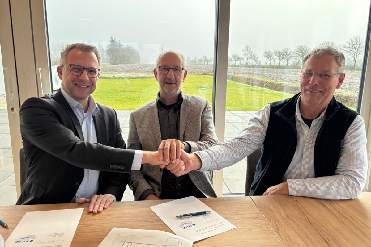 Drei Männer beim Handschlag