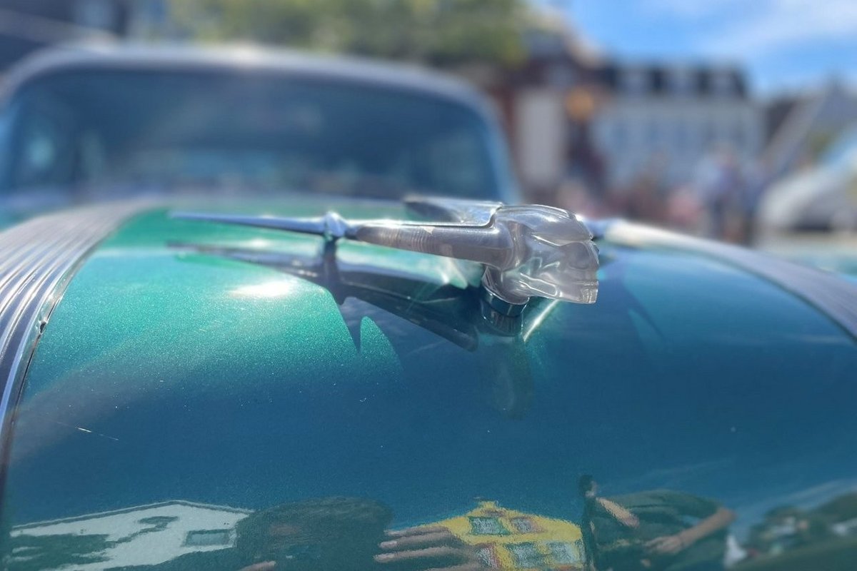 Eine Flugzeugartige Kühlerfigur