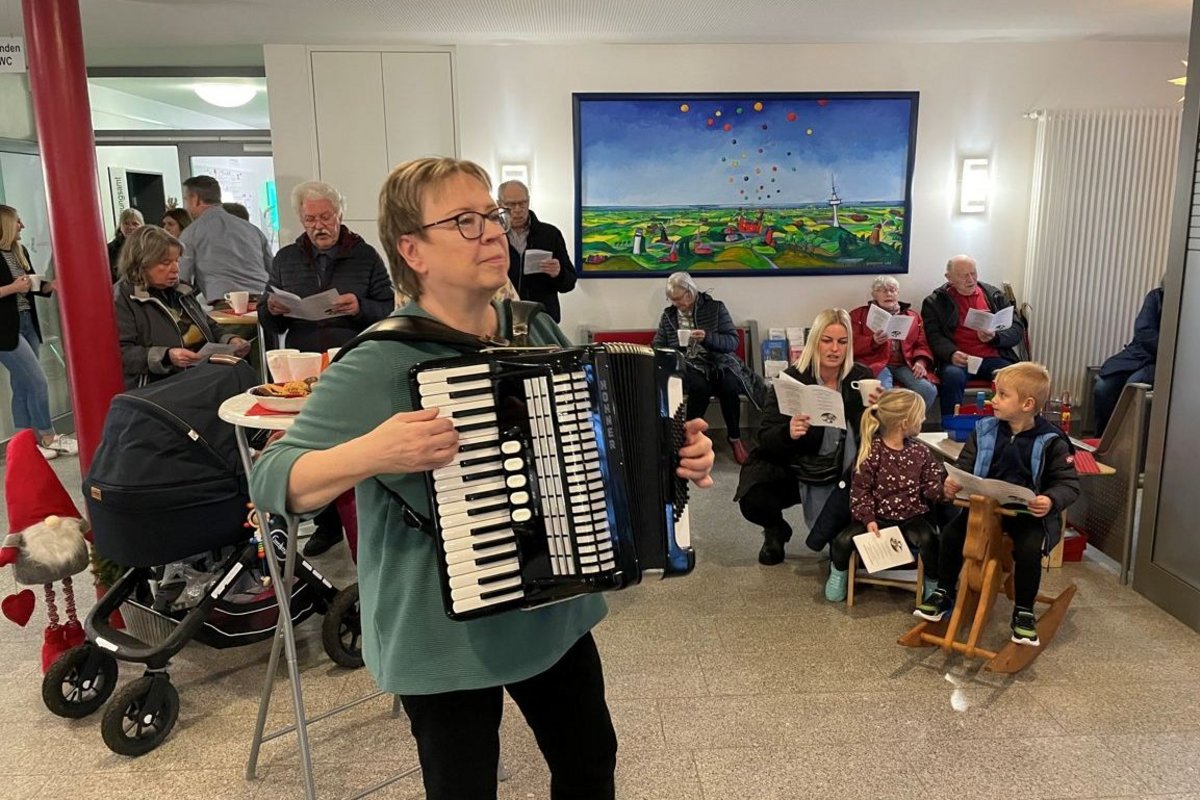 eine Frau spielt Akkordeon