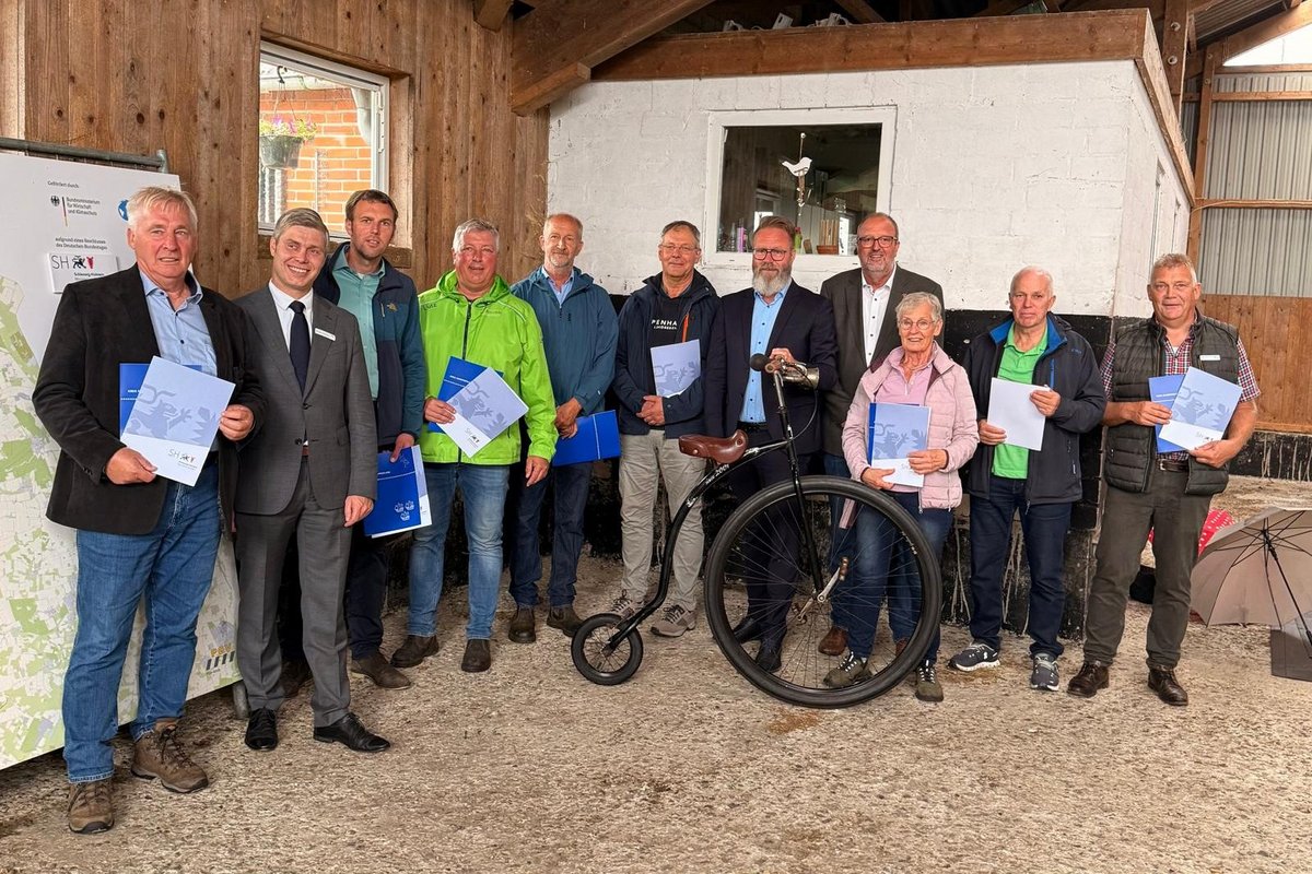 eine Gruppe von Menschen steht nebeneinander