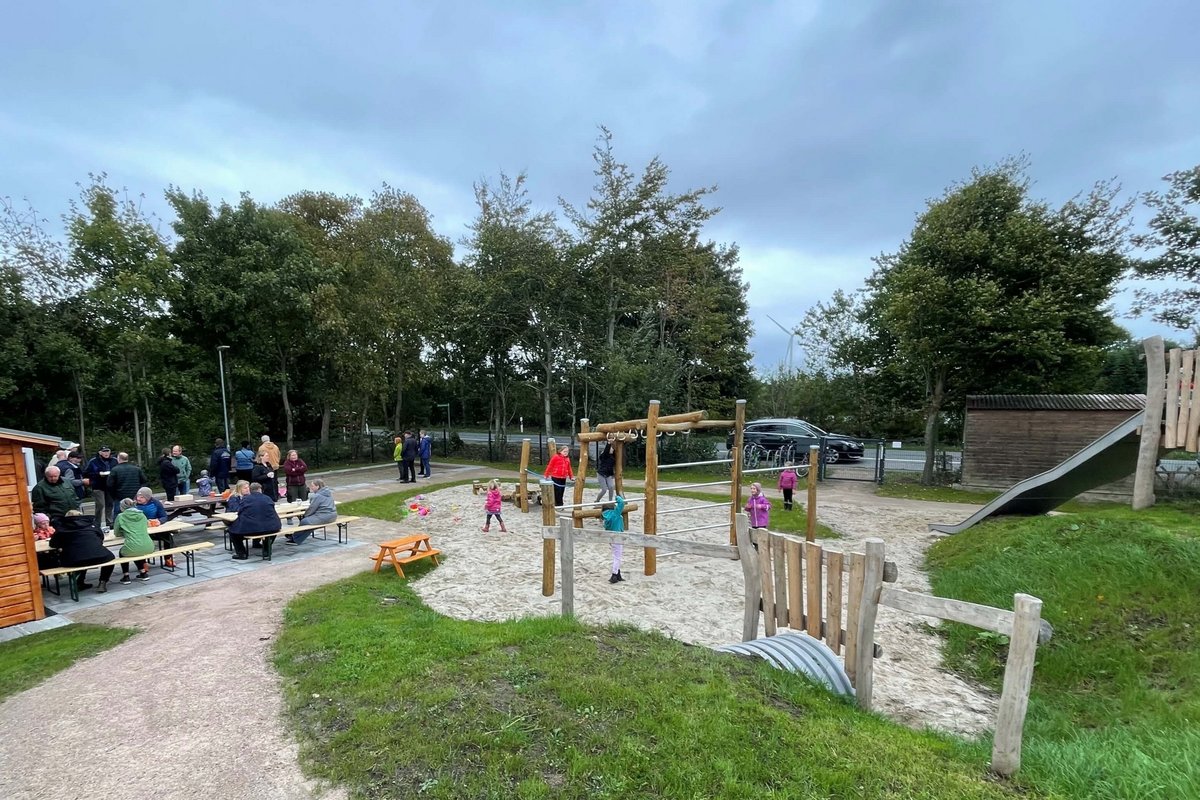 Ein Spielplatz mit Klettergeräten und viel Sand am Boden