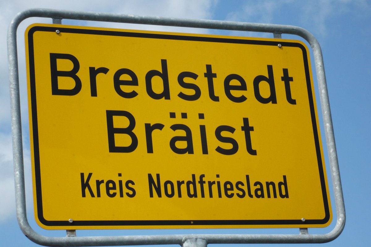 Das Ortsschild der Stadt Bredstedt.