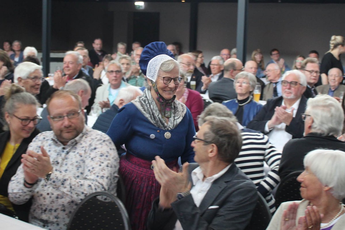 Viele Menschen applaudieren 