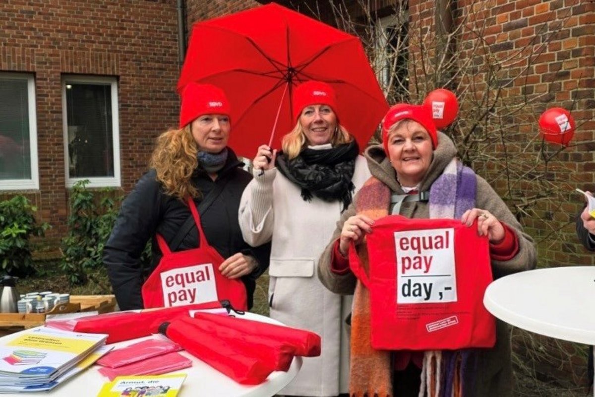 Die Gleichstellungsbeauftragten Andrea Dunker (Sylt, v.l.)), Christine Friedrichsen (AMNF) sowie Sylke von Kamlah (Südtondern) in aktion am "Equal Pay Day". Foto: Privat Drei Frauen