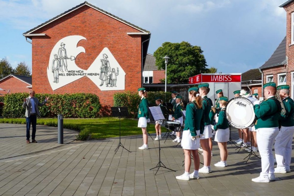 Für musikalische Unterhaltung sorgte der Spielmannszug Langenhorn. eine Gruppe Musikerinnen des Spielmansszugs