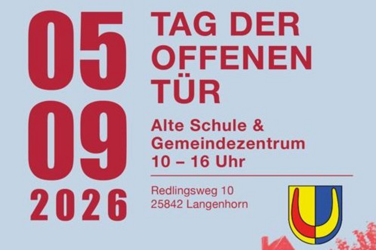 Am Samstag können die neuen Räume in der "Alten Schule" besichtigt werden. Auf einem Plakat lädt die Gemeinde zum Tag der offenen Tür ins Gemeindezentrum ein.