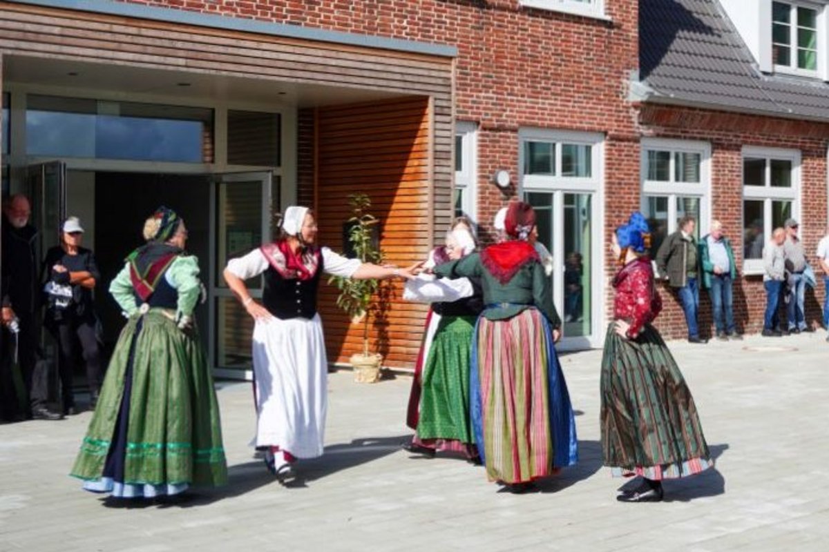 eine Gruppe tanzende Frauen in bunten Kostümen