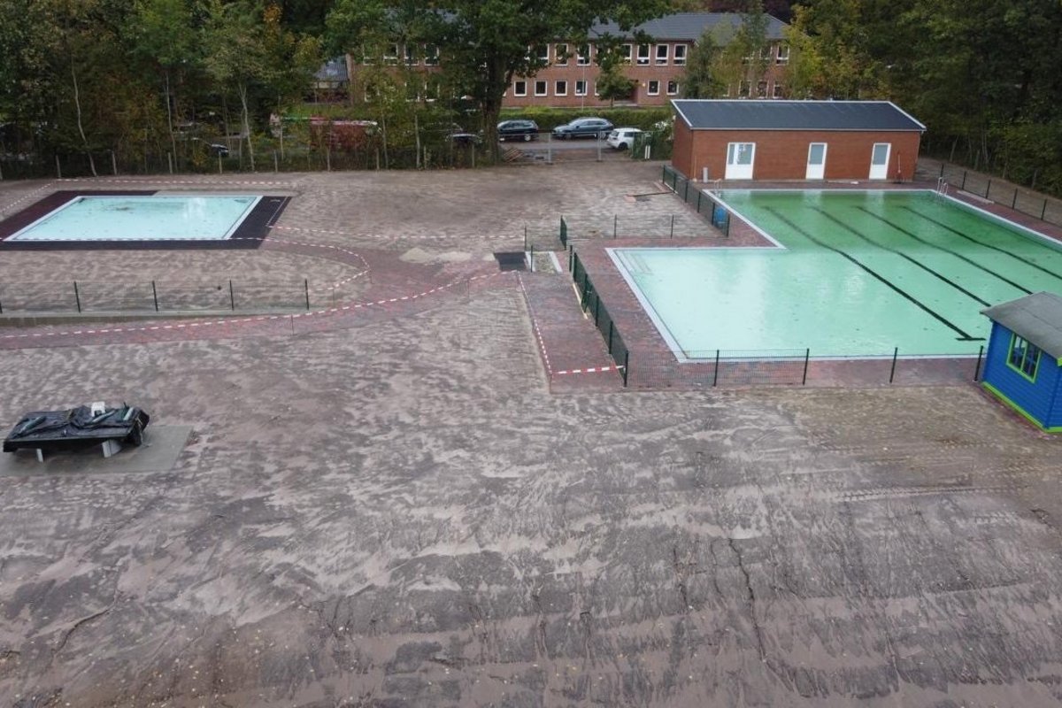 Das Schwimmbad ist bereit für die ersten mutigen Badegäste - Außentemperaturen etwas über 10 Grad sind angesagt.  Ein großes Schwimmbecken im Vordergrund und ein kleineres dahinter