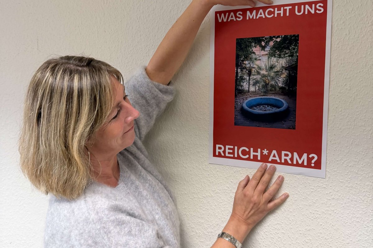 eine Frau mit einem Plakat